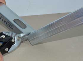 cutting-studs-with-tin-snips-4